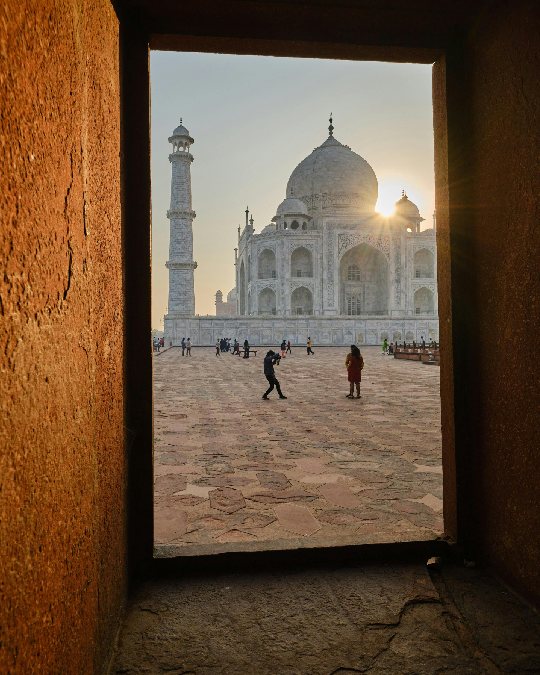 Imagen de un folleto promocional con información sobre un paquete turístico para el mismo día en India. Destaca los paquetes de excursiones de un solo día en India, mostrando imágenes de destinos populares y actividades para excursiones de un solo día en India.