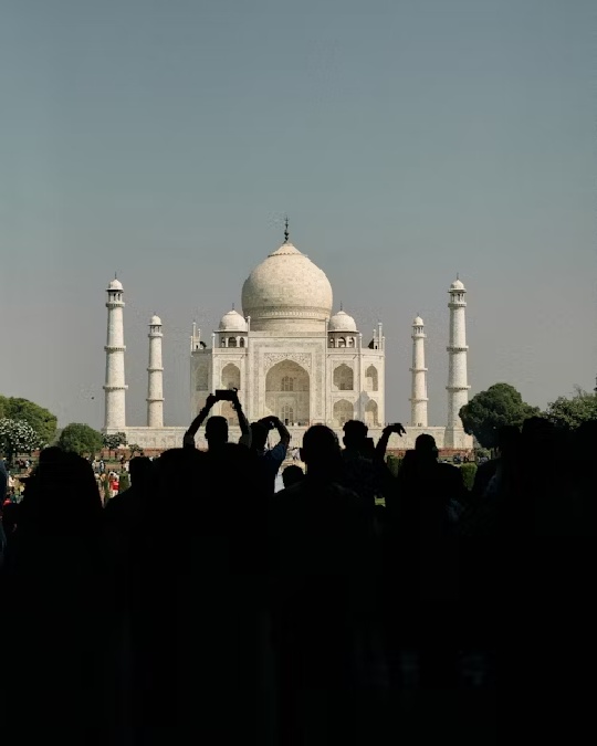 Imagen de un folleto promocional con información sobre un paquete turístico para el mismo día en India. Destaca los paquetes de excursiones de un solo día en India, mostrando imágenes de destinos populares y actividades para excursiones de un solo día en India.