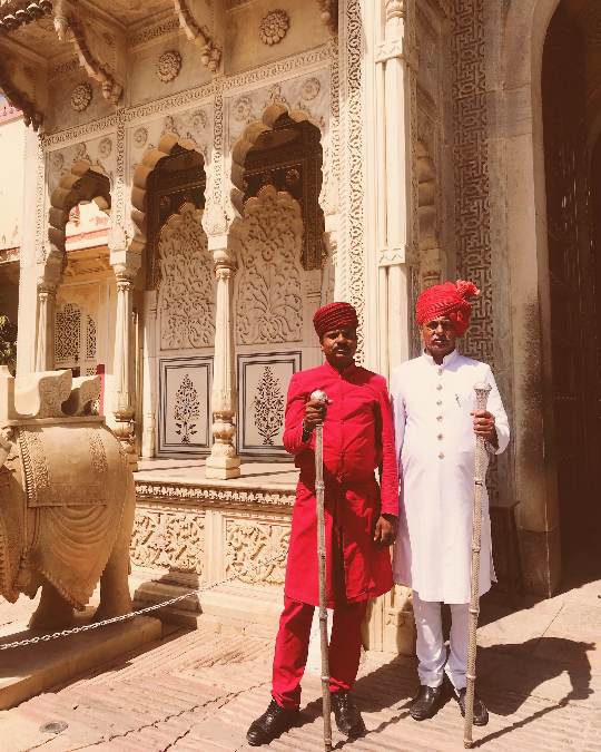 Imagen de un folleto turístico que presenta opciones para explorar Rajasthan. Incluye detalles sobre paquetes de tour por Rajasthan, un paquete de tour específico para Jaipur, y diversos paquetes turísticos de Rajastán, con fotos de monumentos y paisajes icónicos de la región.