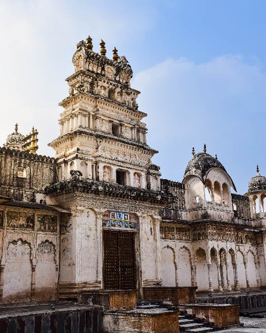 Imagen de un folleto turístico que presenta opciones para explorar Rajasthan. Incluye detalles sobre paquetes de tour por Rajasthan, un paquete de tour específico para Jaipur, y diversos paquetes turísticos de Rajastán, con fotos de monumentos y paisajes icónicos de la región.