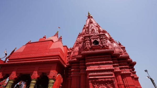 Visita los templos de Varanasi, incluyendo los antiguos templos de Kashi, destacados por su historia y arquitectura sagrada.