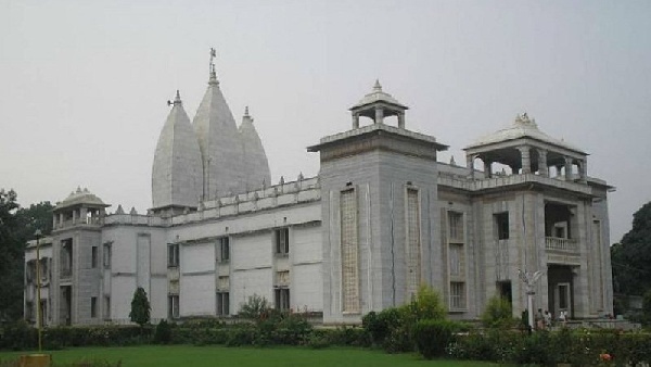 Visita los templos de Varanasi, incluyendo los antiguos templos de Kashi, destacados por su historia y arquitectura sagrada.