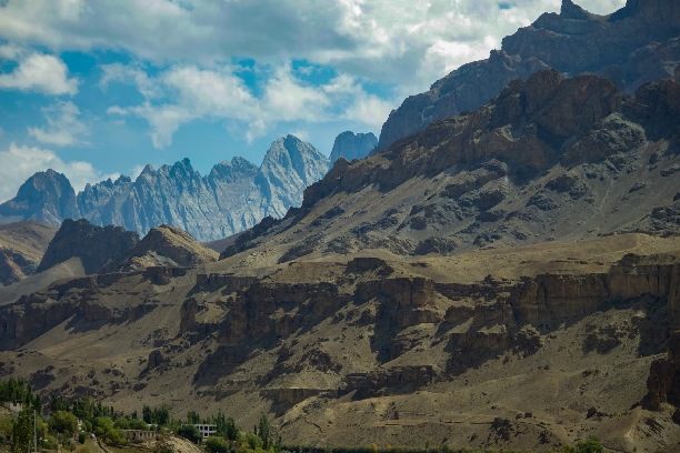 Paisaje montañoso de Ladakh durante la primavera, ilustrando la Mejor Época para Visitar Ladakh con flores en plena floración y cielos despejados.