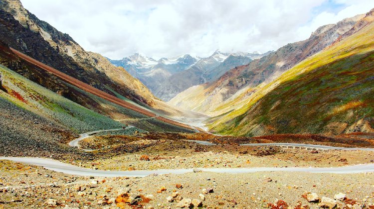 Descubre cómo llegar a Ladakh con nuestra guía completa. Te mostramos la mejor opción para llegar a Ladakh y la mejor manera de hacerlo, para que tu aventura sea inolvidable.