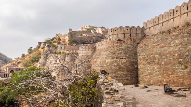 Scenic view of Mount Abu, Rajasthan, showcasing key attractions and landmarks. Learn about Mount Abu, how to reach it, and the best time to visit.