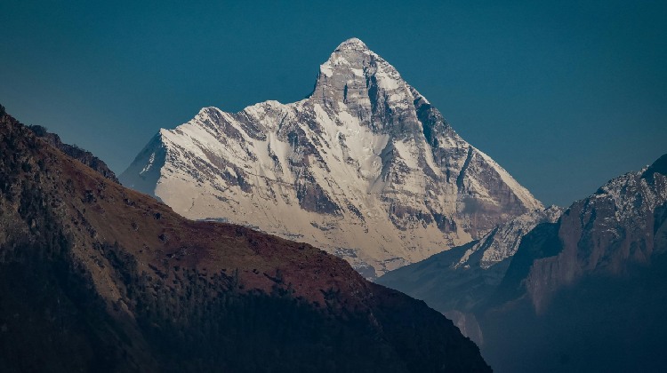 Stunning view of the majestic mountains of Uttarakhand, showcasing the impressive peaks in Uttarakhand, with lush greenery and snow-capped summits in the background.