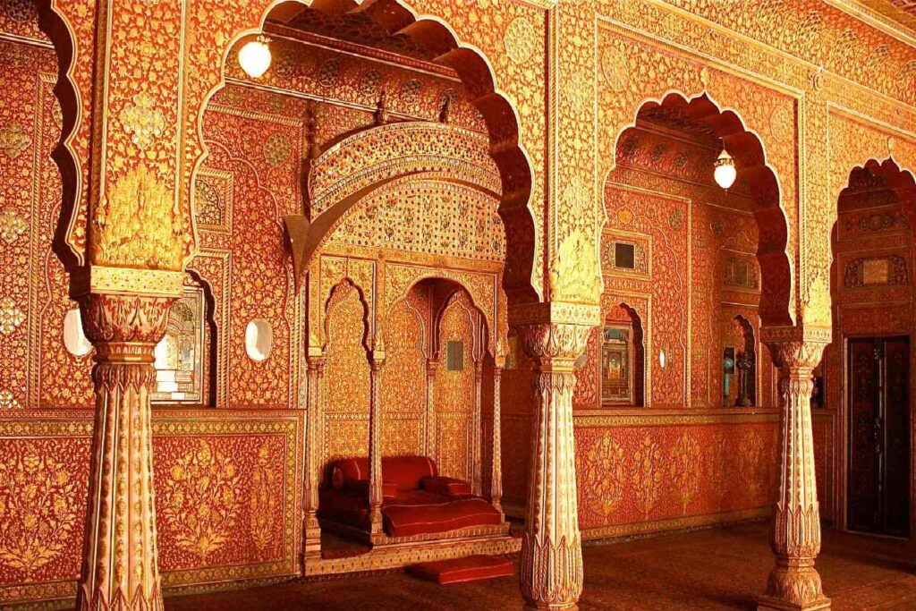 Turistas explorando las havelis de Mandawa y los monumentos