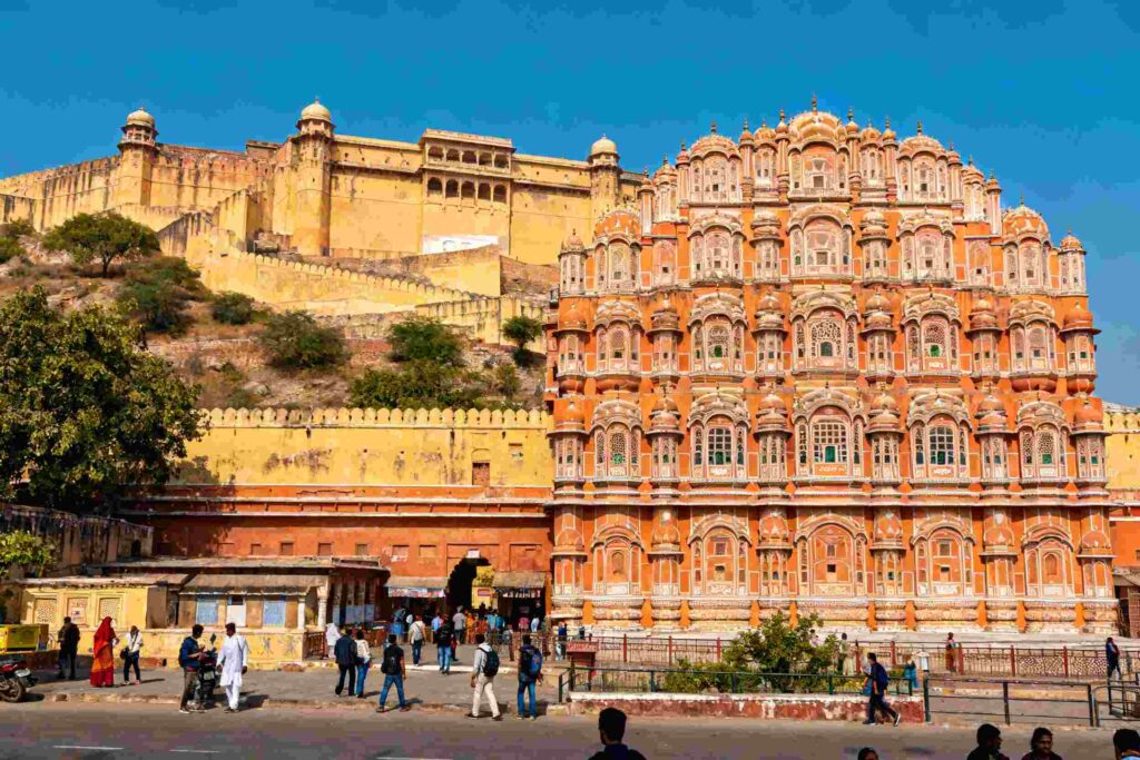 Itinerario de muestra para el paquete turístico de 1 noche en Delhi y 2 noches en Jaipur﻿ Día 1: Llegada a Delhi y turismo local﻿ Llega a Delhi y regístrate en tu hotel﻿ Visita Qutub Minar, India Gate, Tumba de Humayun y pasa por Rashtrapati Bhavan﻿ Explora Jama Masjid y Chandni Chowk (opcional, si el tiempo lo permite)﻿ Estancia nocturna en Delhi﻿ Día 2: De Delhi a Jaipur y turismo en Jaipur﻿ Conduce temprano en la mañana a Jaipur (aproximadamente 5 horas)﻿ Visita el Fuerte Amber, disfruta de un paseo en elefante o jeep hasta el fuerte﻿ Explora el Palacio de la Ciudad, Jantar Mantar y Hawa Mahal﻿ Tarde libre o visita mercados locales para compras﻿ Estancia nocturna en Jaipur﻿ Día 3: Turismo en Jaipur y salida﻿ Visita el Fuerte Nahargarh para una vista panorámica de la ciudad﻿ Recorre el Fuerte Jaigarh y Jal Mahal﻿ Explora el Birla Mandir o disfruta de un programa cultural local﻿ Fuerte Amber en Jaipur con cielo azul claro