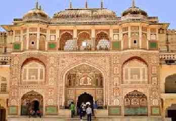 Tourists exploring Delhi and Agra in 2 days