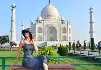 Tourists exploring Delhi and Agra in 2 days