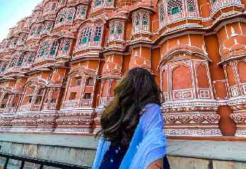 uristas explorando las havelis de Mandawa y los monumentos